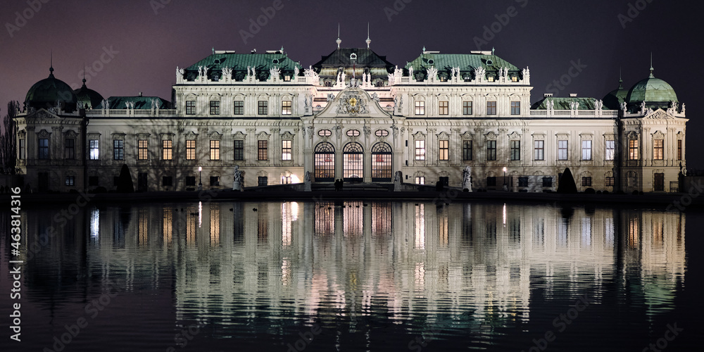 Palacio Belvedere de noche en Viena