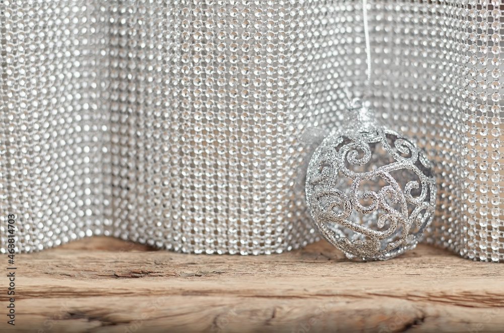 Obraz premium christmas shiny ball on a wooden background