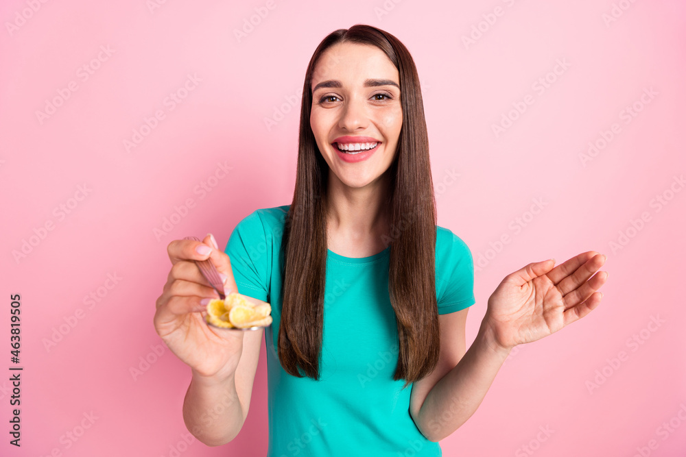 Photo of young cheerful woman happy positive smile feed meal lunch spoon cornflakes tasty isolated over pink color background Photo of young cheerful woman happy positive smile feed meal lunch spoon cornflakes tasty isolated over pink color background