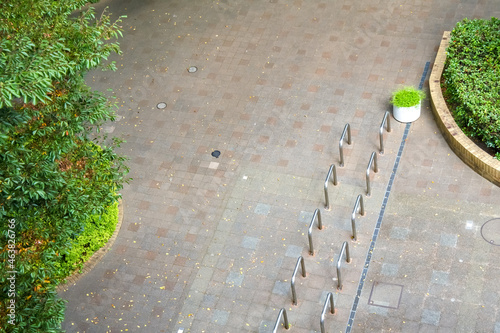 The entrance to the park seen from above.
 / 上から見下ろした公園の入り口