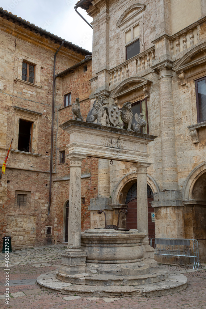 Fototapeta premium Montepulciano (SI), Italy - August 02, 2021: Water well in Montepulciano town, Tuscany, Italy
