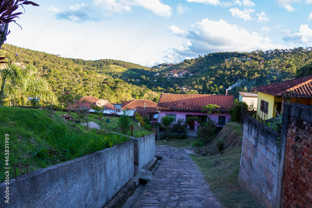 Beco com vista para as montanhas em Conceição de Ibitipoca, Minas Gerais, Brasil.