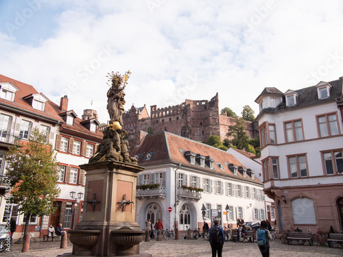 Blick vom Kornmarkt in der Altstadt von Heidelberg in Richtung auf das Schloss Heidelberg und Teile der Schlossruinen. 