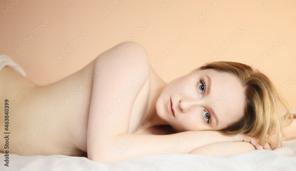 Obraz premium Closeup portrait of a beautiful young lady on the bed.