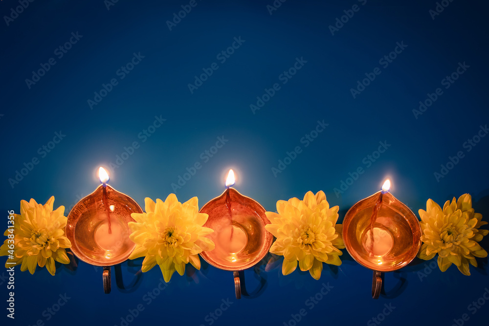 Hãy dành chút thời gian để chiêm ngưỡng những ánh đèn dầu Diya lung linh, tươi đẹp và rực rỡ. Chúng cho thấy sự rực rỡ và sự phát sáng của các nghi lễ linh thiêng trong văn hóa Ấn Độ. Hào quang lấp lánh của nó sẽ khiến bạn phải trầm trồ và cảm giác thật bình an.