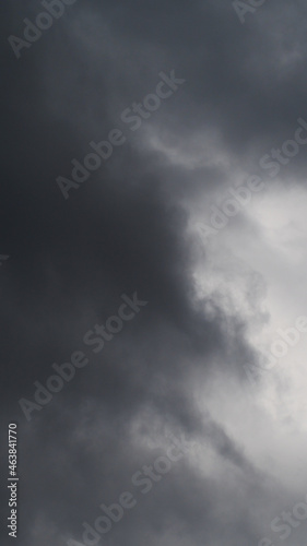 Ciel orageux et turbulent, au passage d'un front de rafale.  Le vent commence à se lever, et le tonnerre à gronder © Anthony