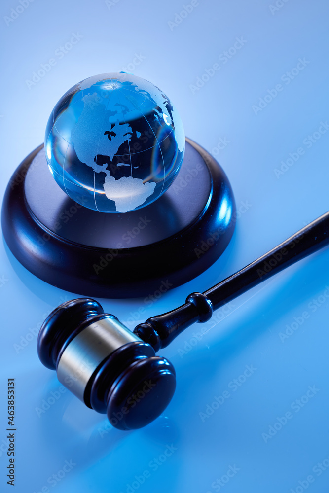 Obraz premium Close-Up Of gavel hammer and glass globe on united states against blue background