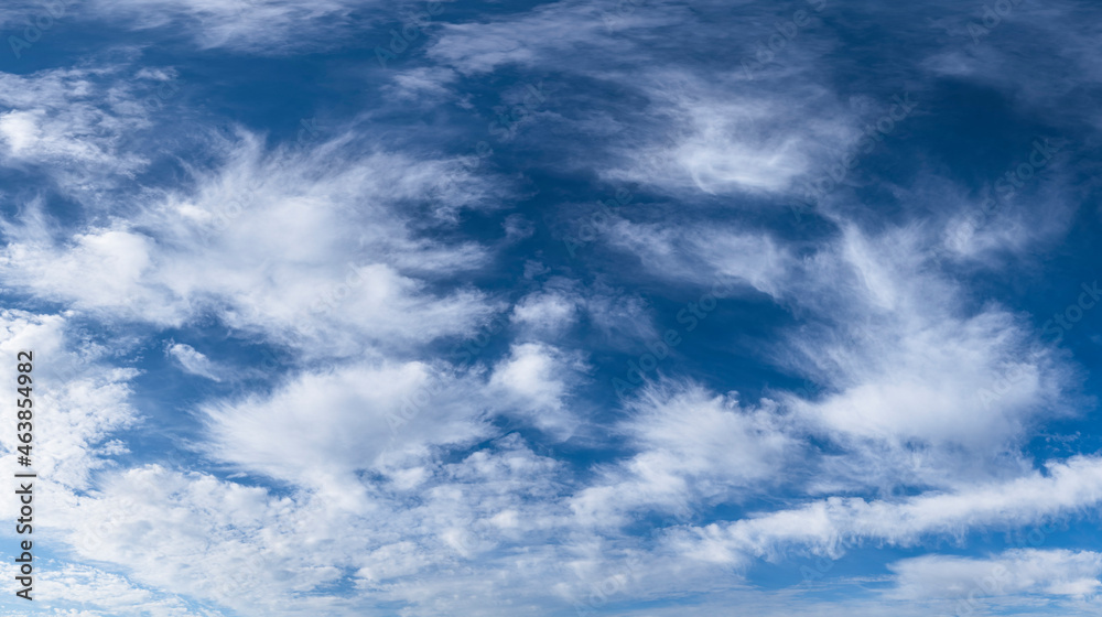 Freundlicher blau-weißer Himmel mit Cirren und Cumuli Freundlicher blau-weißer Himmel mit Cirren und Cumuli
