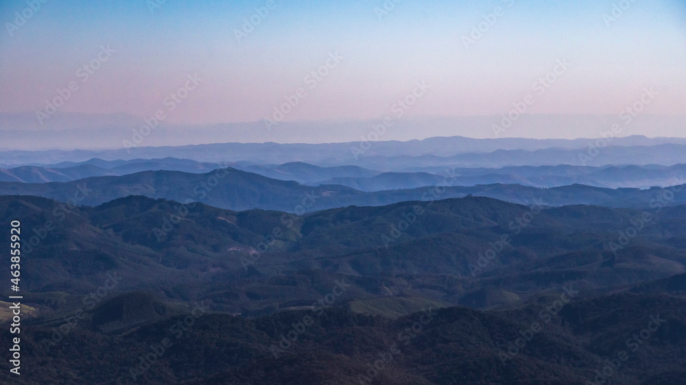 horizonte com nuvens no fim de tarde