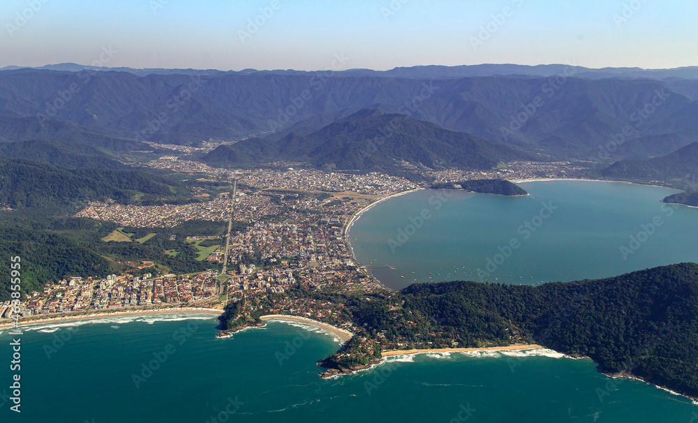 Obraz premium Ubatuba praia do litoral tropical vista Aérea