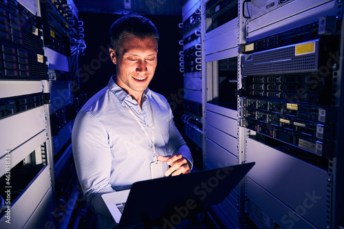 Plakat Sysadmin working on notebook computer in server room