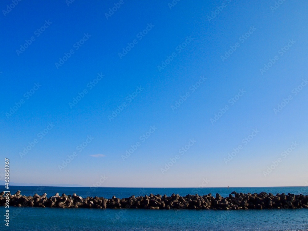 Fototapeta premium 水平線と青空とテトラポッド 海と空の背景