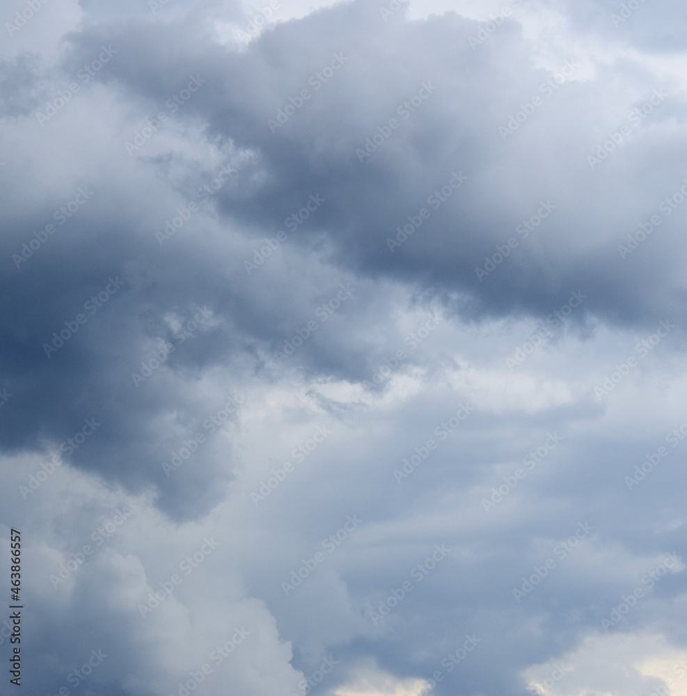 Wolkenschauspiel am Abendhimmel - Dunkle bedrohliche Regenwolken - Gewitterwolken, Depression, melancholische Stimmung	