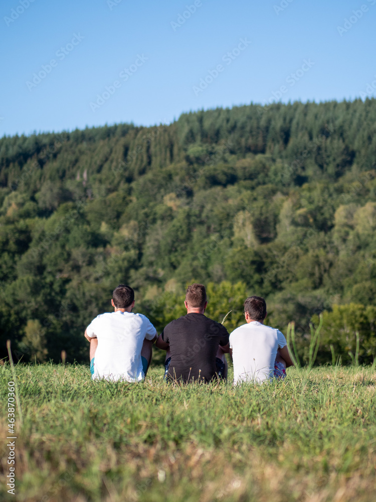 Trois homme dans la nature, contemplatif Trois homme dans la nature, contemplatif