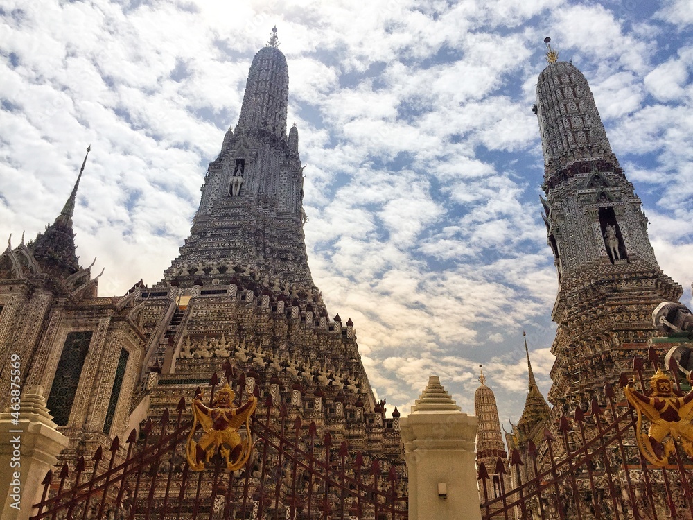 Obraz premium Arun Ratchawararam Temple Has beautiful architecture and is a major tourist attraction of Bangkok in Thailand