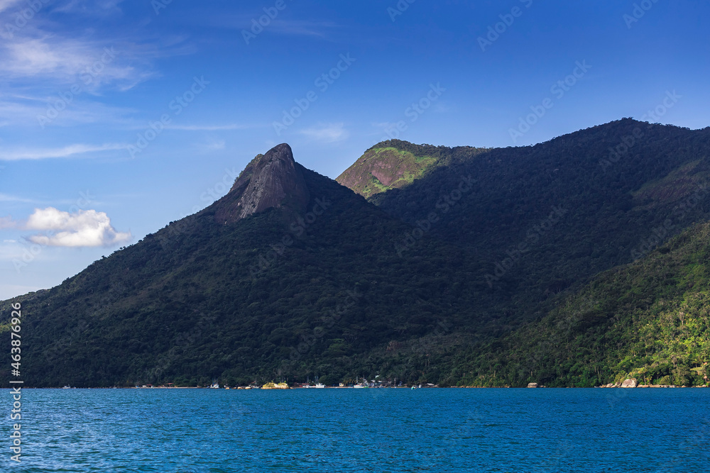Montanhas no litoral tropical oceano Atrantico