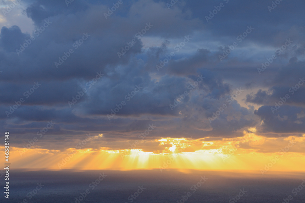 Griechneland, untergehende Sonne zwischen Wolken