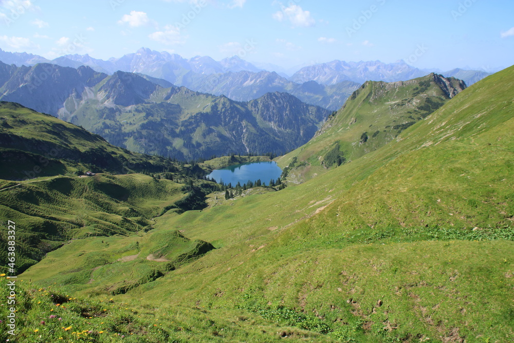 Blick auf den Seealpsee in den Allgäuer Alpen bei Oberstdorf