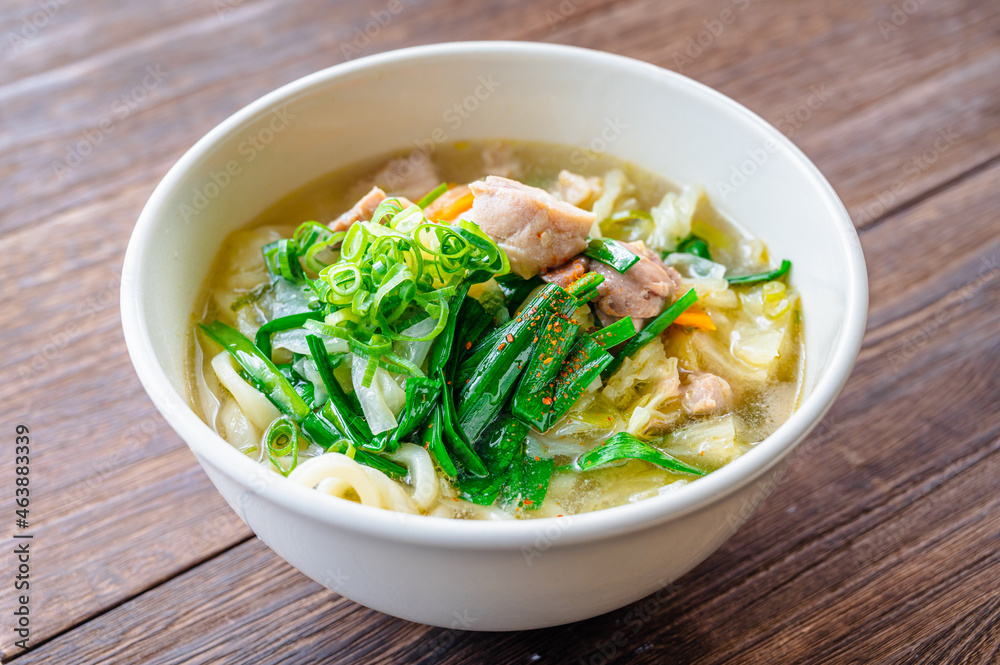 鶏肉のもつ鍋風うどん