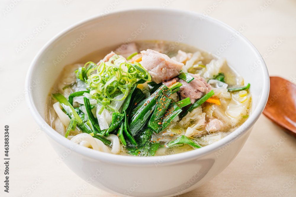 鶏肉のもつ鍋風うどん