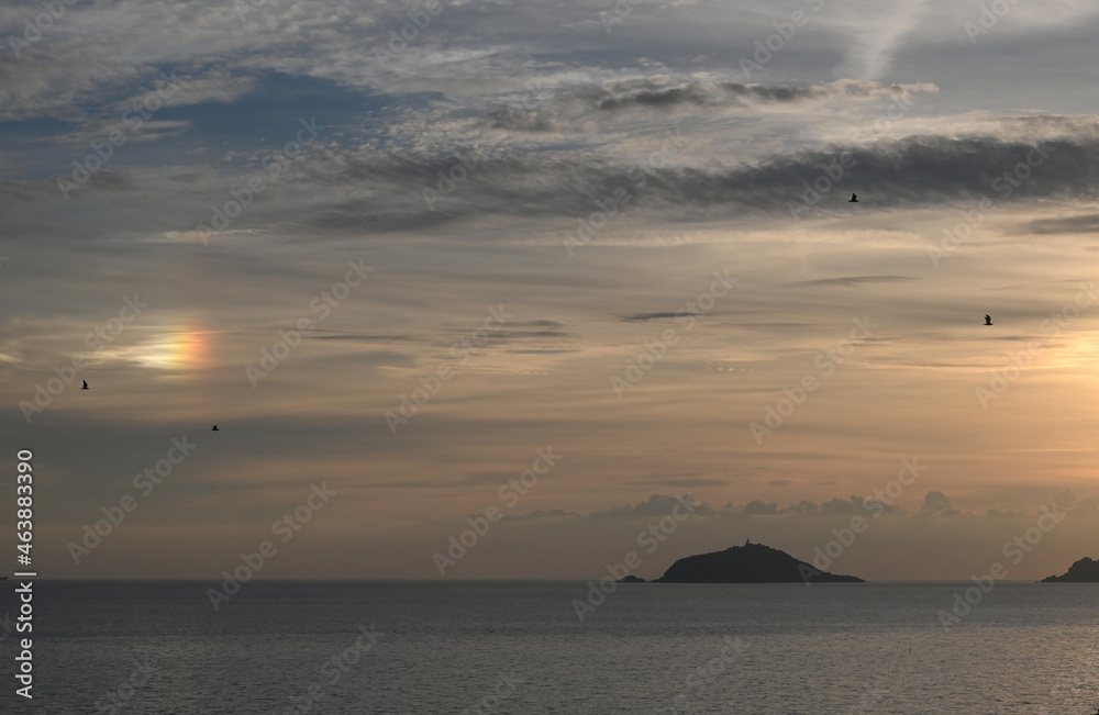 Nuvola arcobaleno sul Golfo dei Poeti., evento raro di nuvola irridescente vista dal borgo di Tellaro, nello sfondo l'isola del Tino