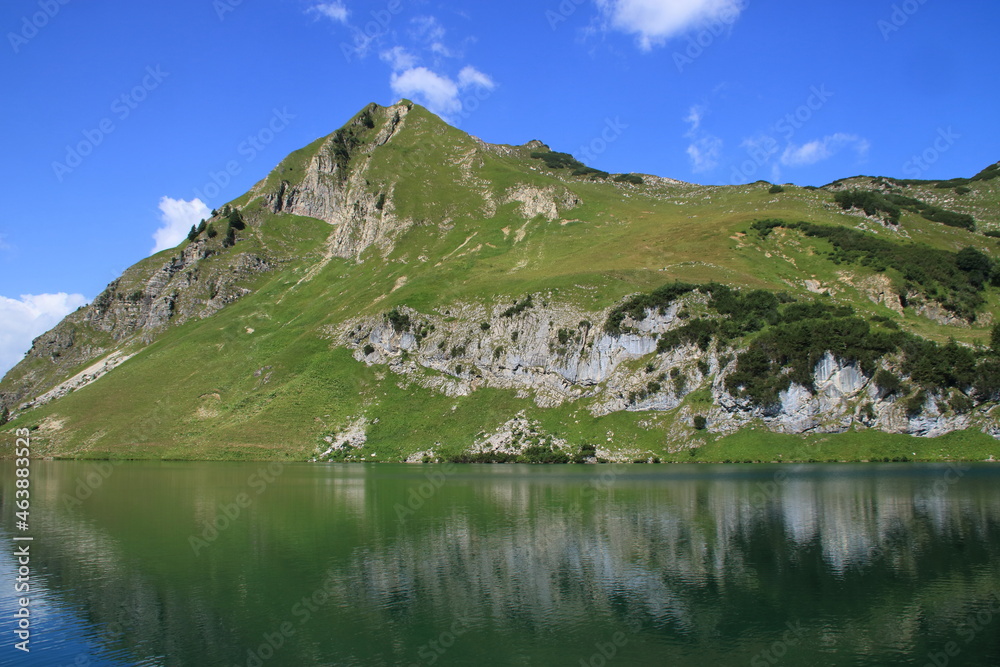 Blick auf den Seealpsee in den Allgäuer Alpen bei Oberstdorf