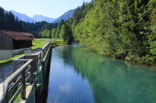 Fototapeta Naklejka Na Ścianę i Meble -  Blick auf den Fluss Trettach bei Oberstdorf im Allgäu