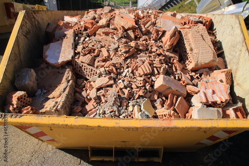 Ziegelsteine werden in einem Container zum Abtransport gelagert photo