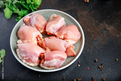 Fotografia raw chicken or turkey skinless meat thigh boneless pulp poultry fresh meal snack