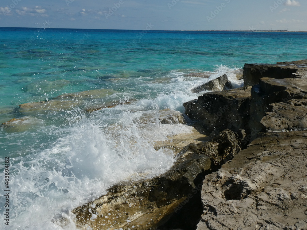 Obraz premium Crashing waves on rocks