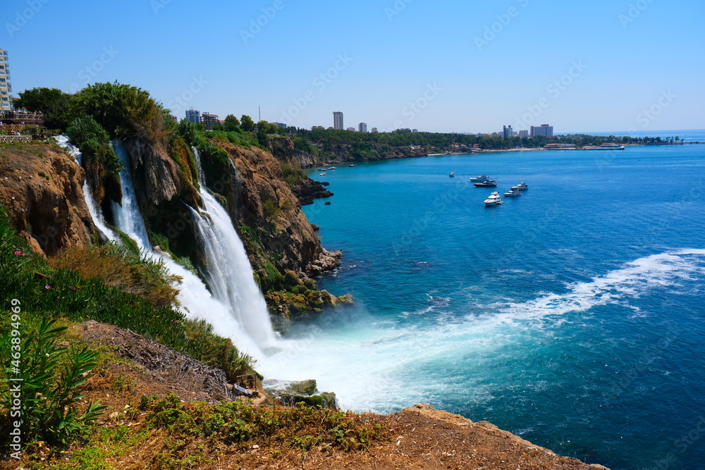 Obraz premium waterfall on the coast