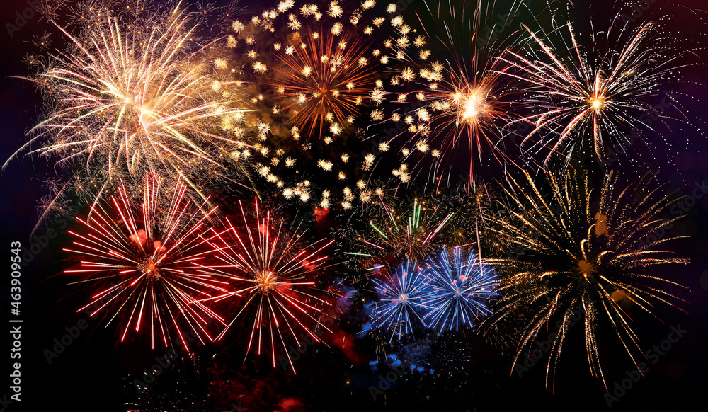 Naklejka premium Beautiful bright firework lighting up night sky