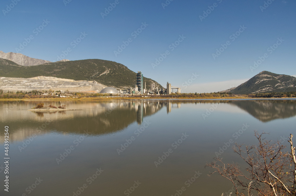 Fototapeta premium Lac Des Arcs with a Refinery in the Background