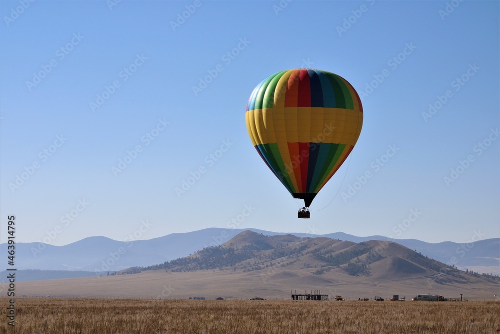 Fototapeta premium Hot Air Balloon over Como, Colorado