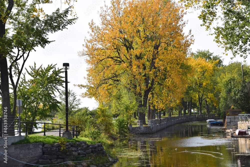 Obraz premium Lachine Canal in Montreal city