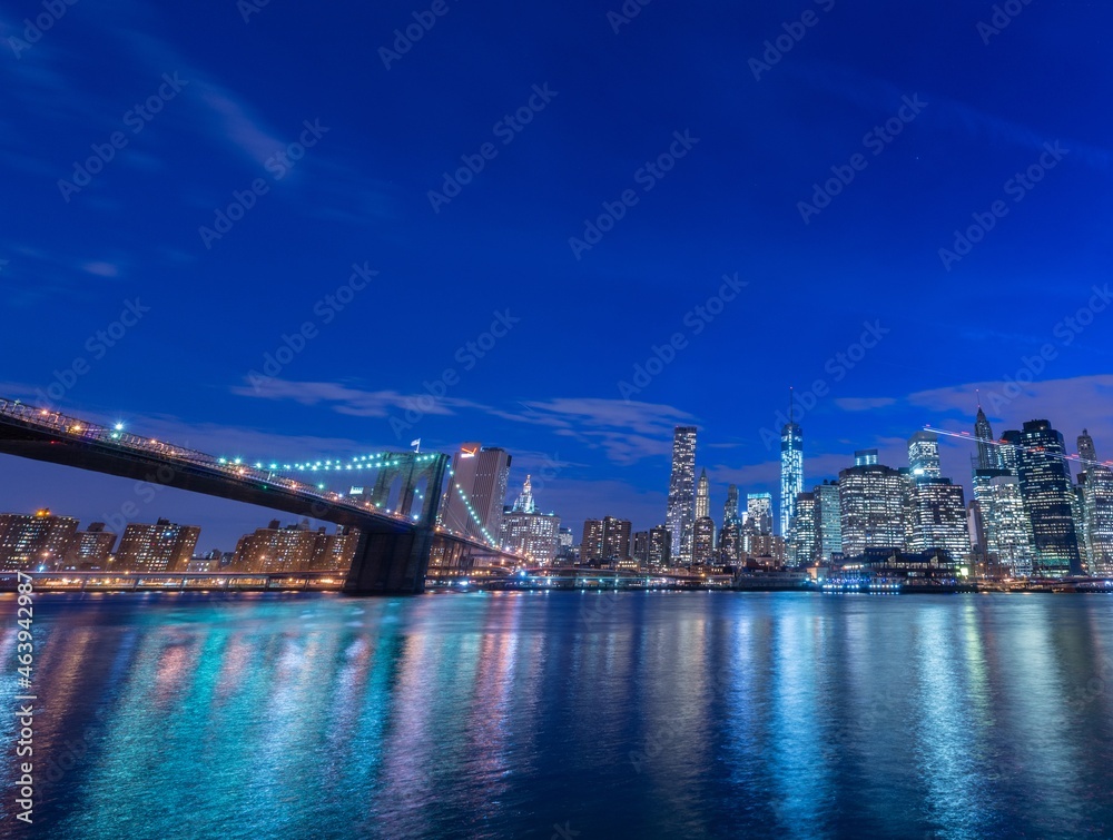Obraz premium Night view of Manhattan and Brooklyn bridge