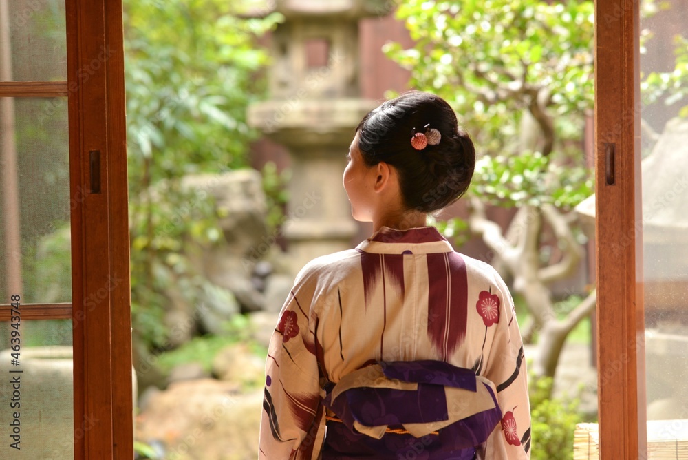 京都町屋の縁側に佇む浴衣姿の若い女性