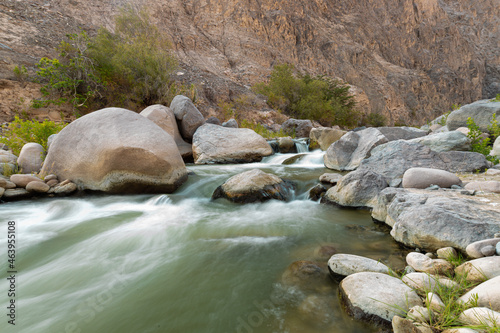 Rio de seda cascada rocas y piedras