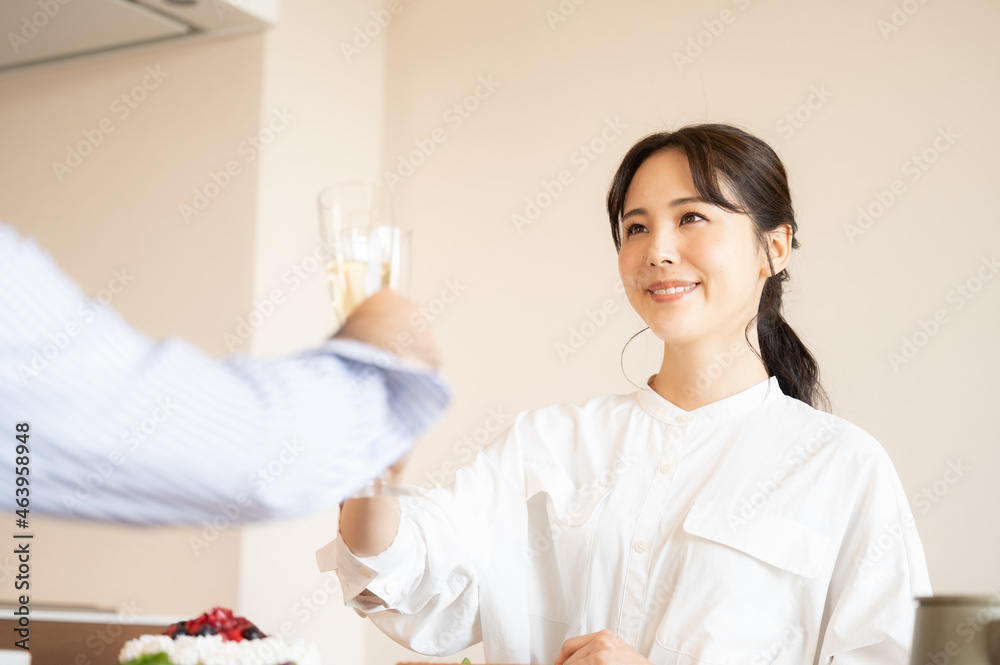 記念日やお祝いの乾杯をする美しい日本人女性のアップ1 記念日やお祝いの乾杯をする美しい日本人女性のアップ1