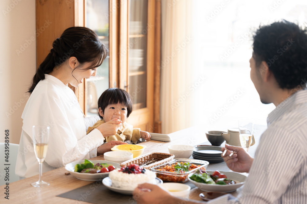 幸せな家族の食卓 日本人 アジア人 カップルと赤ちゃん Stock Photo Adobe Stock