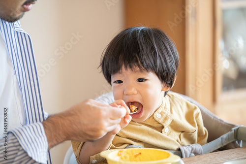 ご飯を食べて「あ～ん」とするアジア人（日本人）幼児のアップ