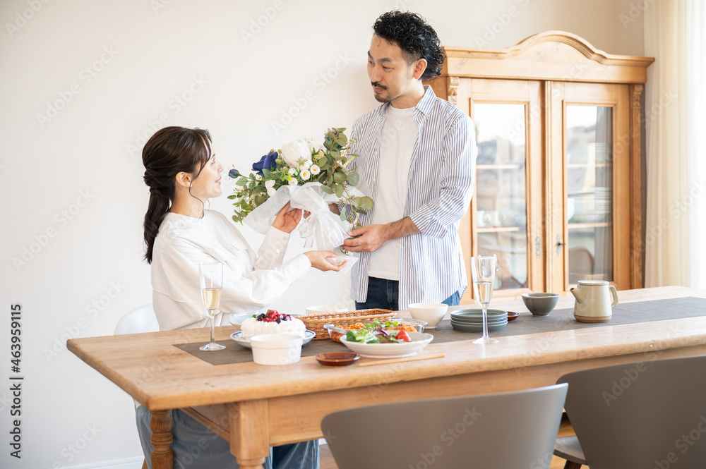 誕生日や記念日に花束を受け取る美しい日本人女性と男性 カップル 夫婦 4 広角 誕生日や記念日に花束を受け取る美しい日本人女性と男性 カップル 夫婦 4 広角