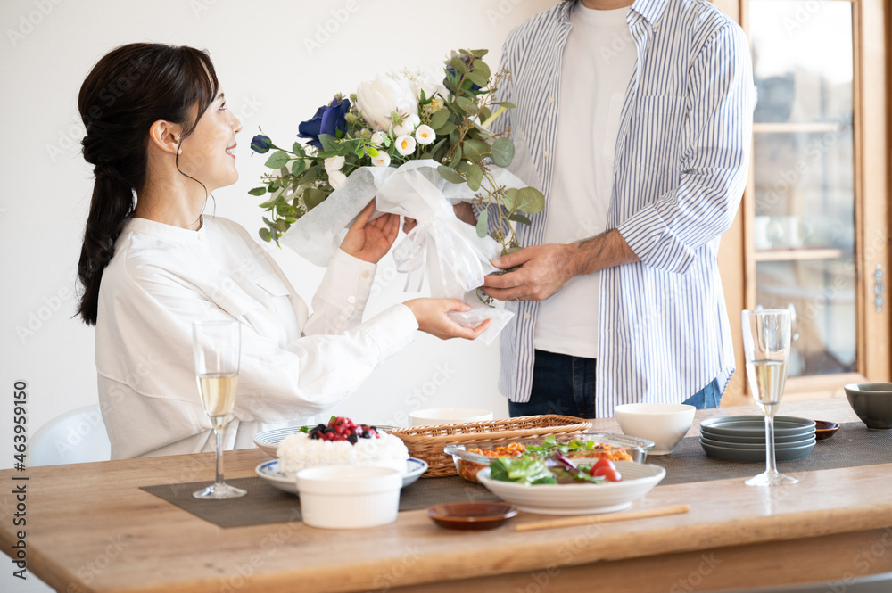 誕生日や記念日に花束を受け取る美しい日本人女性と男性 カップル 夫婦 3 Stock Photo Adobe Stock
