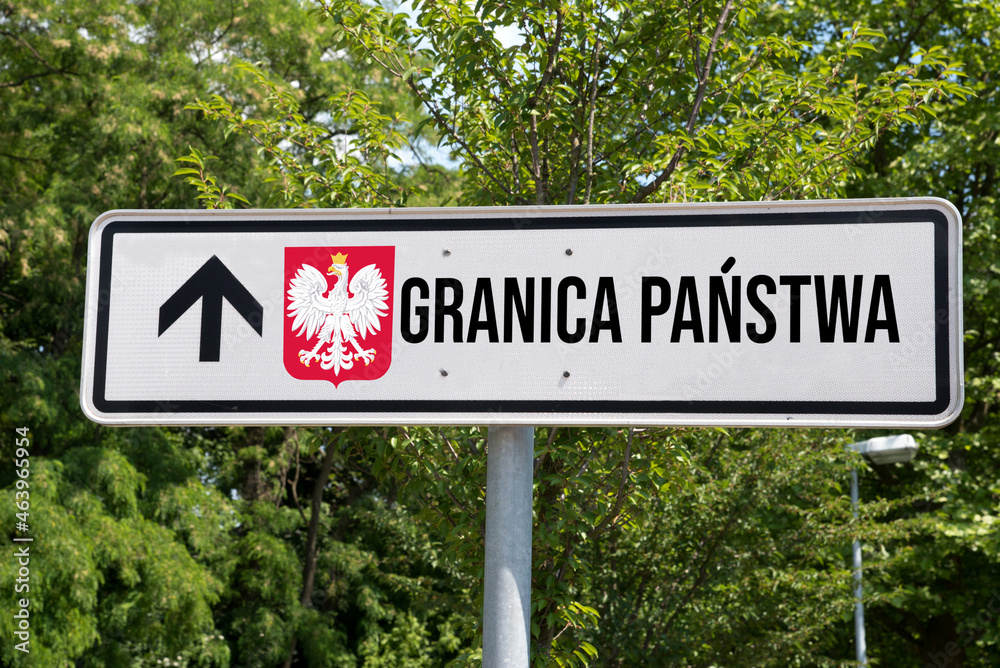 Fototapeta premium Ein Schild mit dem Hinweis auf Grenze zur Polen