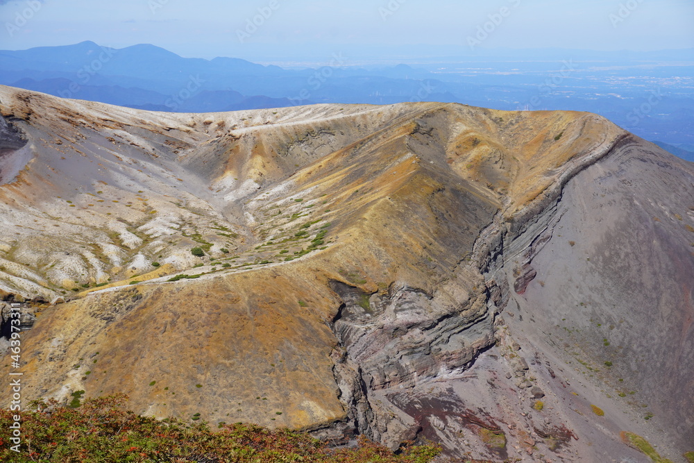 火山の地層と噴火跡、宮城県刈田郡蔵王町蔵王お釜/Volcanic ash layer of Zao mountain in Miyagi, Japan