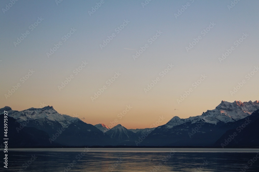 dernière lumière du jour sur les montagnes enneigées