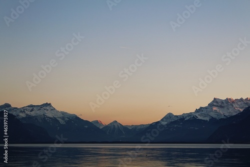 dernière lumière du jour sur les montagnes enneigées