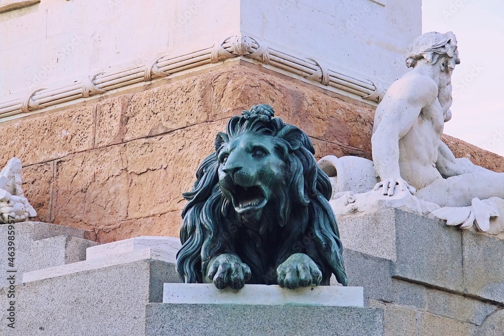 Escultura de un león en la fuente al pie del monumento al rey Felipe IV. Situado en la plaza de Oriente de Madrid, España, donde también se localizan el palacio real y el teatro real.