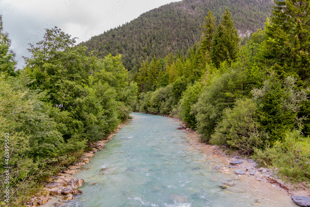 Fototapeta premium Entdeckungstour durch das Karwendel Tal am Isar Ursprung bei Scharnitz - Österreich 