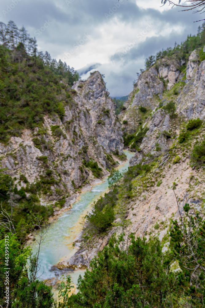 Obraz premium Entdeckungstour durch das Karwendel Tal am Isar Ursprung bei Scharnitz - Österreich 